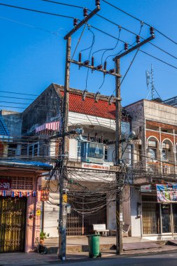 Phuket, Tayland, 8 Aralık 2013: dağınık elektrik kabloları 