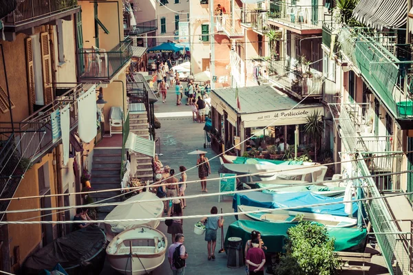 Manarola, Italia, 10 de agosto de 2013: Calle en un tradicional italiano — Foto de Stock