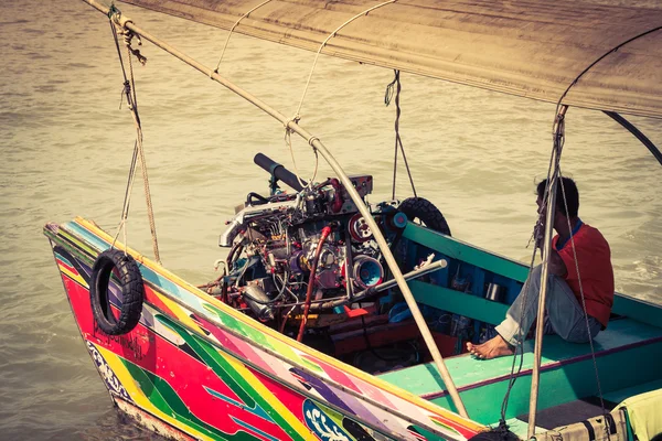 Phuket, Tailandia, 7 de diciembre de 2013: Barcos tailandeses tradicionales en Phang — Foto de Stock