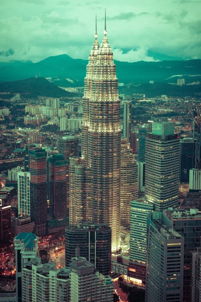 Kuala Lumpur, Malásia, 19 de dezembro de 2013: KL Petronas Towers at nig — Fotografia de Stock