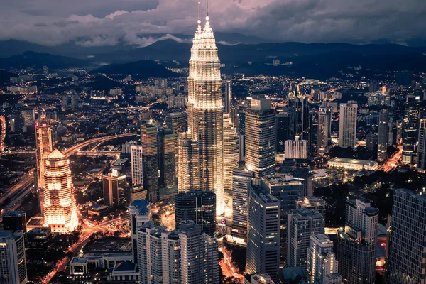 Kuala Lumpur, Malásia, 19 de dezembro de 2013: KL Petronas Towers at nig — Fotografia de Stock