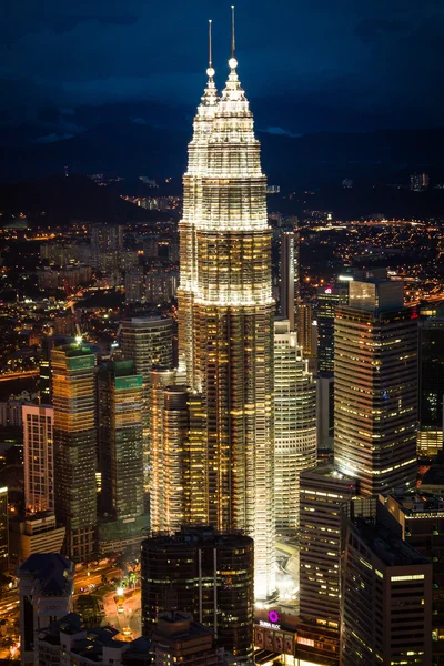 Kuala Lumpur,Malaysia,December 19,2013:KL Petronas Towers at nig — Stock Photo, Image