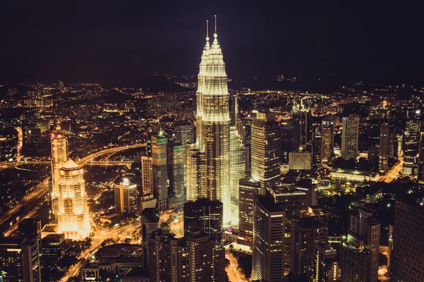 Kuala Lumpur, Malaysia, 19 December, 2013:Kl Petronas Towers på nig — Stockfoto