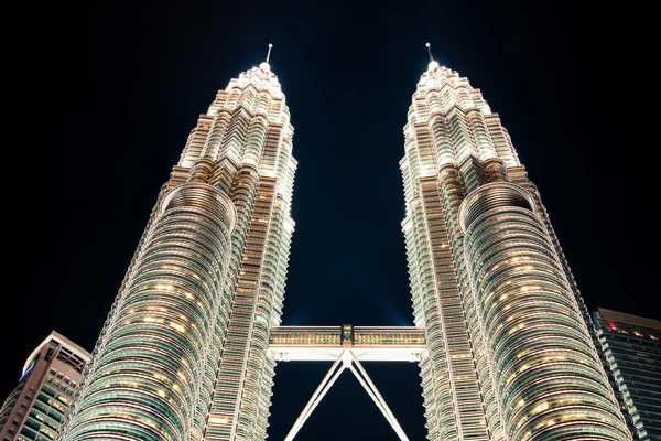 2013 年 12 月 19 日にマレーシアのクアラルンプール: 区のペトロナス ツイン タワー — ストック写真