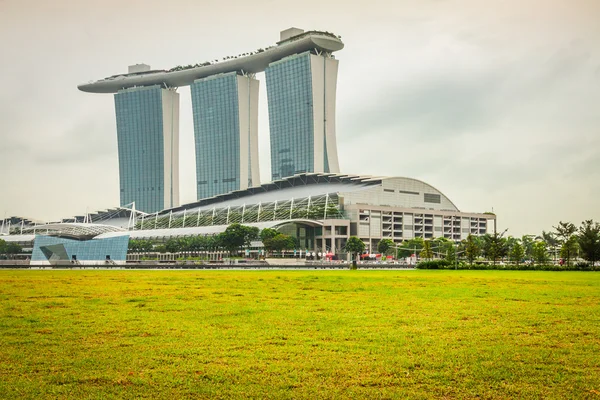 Singapore,December 20,2013:The Marina Bay Sands Resort Hotel — Stock Photo, Image