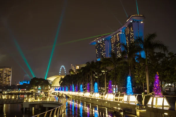 Singapura, dezembro 20,2013: O novo resort Marina Bay Sands em um — Fotografia de Stock