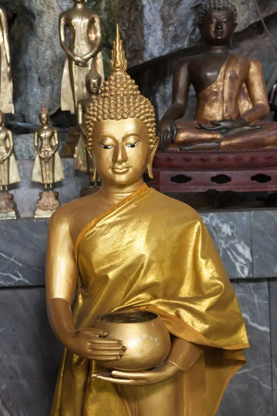 Statues de Bouddha sur le temple de grotte de tigre près de krabi, Thaïlande — Photo