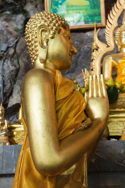 Estatuas de Buda en el templo de la cueva del tigre cerca de Krabi, Tailandia —  Fotos de Stock