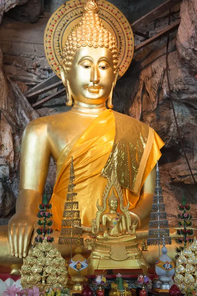 Buda heykelleri kaplan üzerinde tapınak krabi, Tayland yakınındaki mağara — Stok fotoğraf