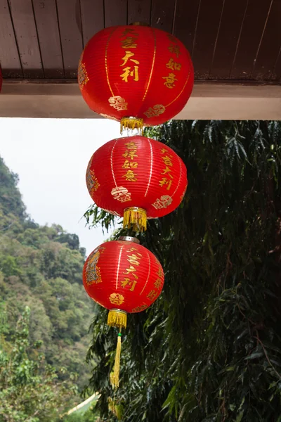 Opknoping kleurrijke viering decoratief element in de Krabi, Th — Stockfoto