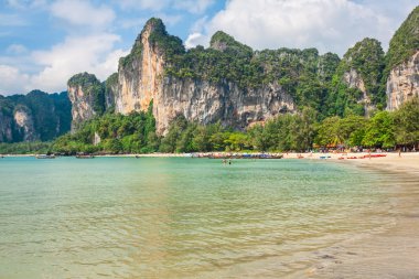 Railay Beach Krabi Tayland mavi gökyüzü ile mükemmel bir tatil