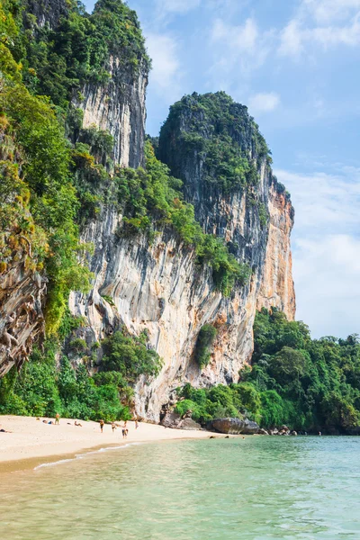 Perfekter urlaub mit blauem himmel am railay beach in krabi thailand — Stockfoto
