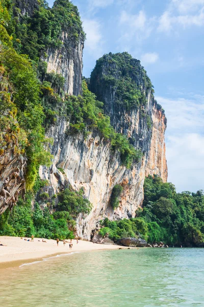 Férias perfeitas com céu azul na praia Railay em Krabi Tailândia — Fotografia de Stock