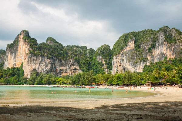 Idealne wakacje z błękitnego nieba na plaży Railay w Krabi Tajlandia — Zdjęcie stockowe