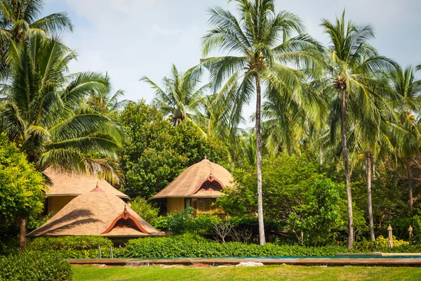 Tropisch strandhuis op het eiland koh samui, thailand — Stockfoto