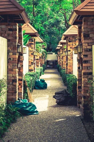 Komfortowy kompleks zielony małe domki z numerów do — Zdjęcie stockowe
