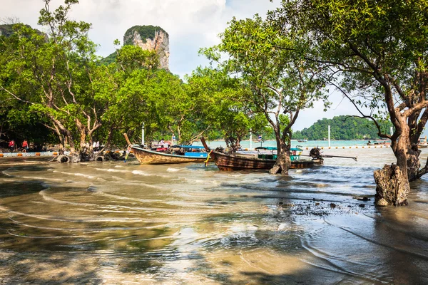 Tradycyjny tajski łodzi na plaży Railay — Zdjęcie stockowe