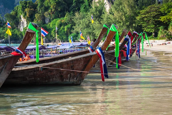 Παραδοσιακά Ταϊλάνδης βάρκα στην παραλία Railay — Φωτογραφία Αρχείου