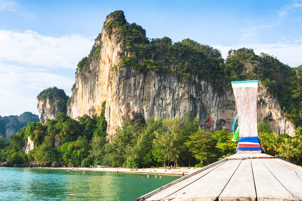 Barco nada para a ilha, Krabi, Tailândia — Fotografia de Stock