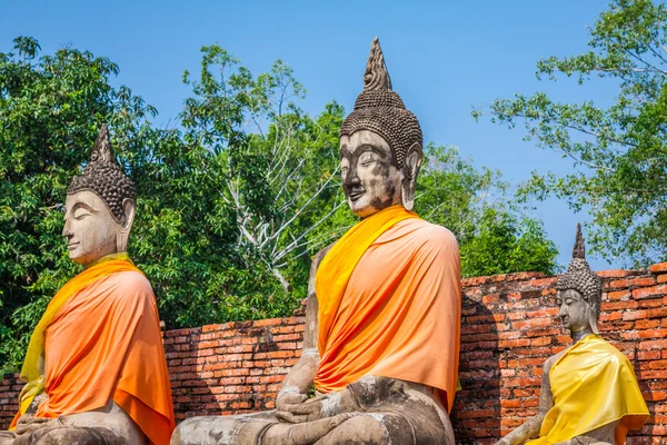 Bouddhas au temple de Wat Yai Chai Mongkol à Ayutthaya, Thail — Photo