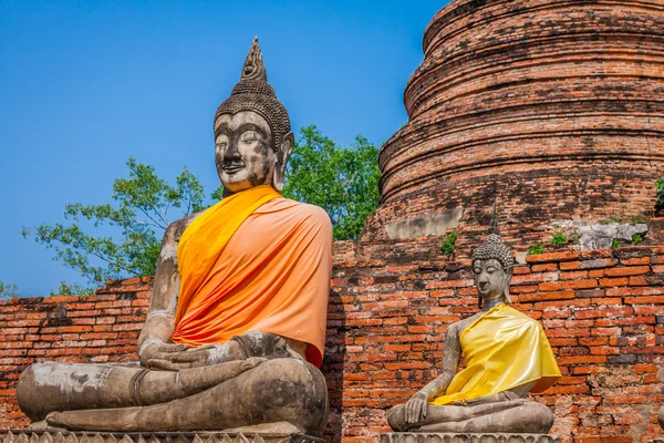 Bouddhas au temple de Wat Yai Chai Mongkol à Ayutthaya, Thail — Photo