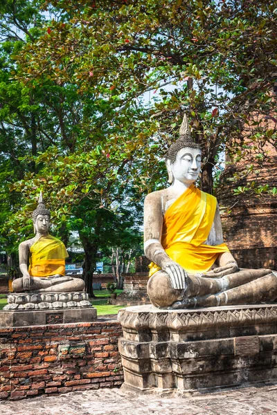 Buddowie w świątyni z Wat Yai Chai Mongkol w Ayutthaya, Thail — Zdjęcie stockowe