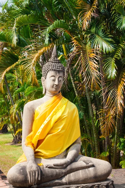 Boeddha's in de tempel van Wat Yai Chai Mongkol in Ayutthaya, Thail — Stockfoto