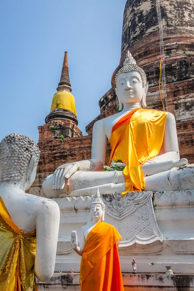 Estátua de Buda antiga em Wat Yai Chaimongkol no histórico c — Fotografia de Stock