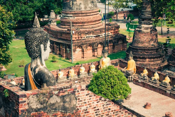 Estátua de Buda antiga em Wat Yai Chaimongkol no histórico c — Fotografia de Stock