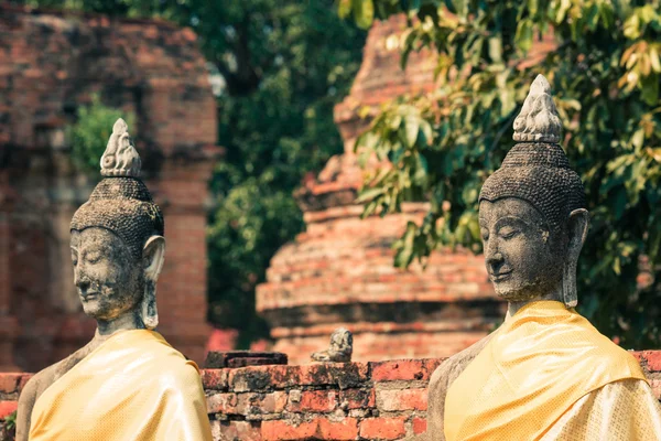 Oude Boeddha standbeeld op Wat Yai Chaimongkol in de historische c — Stockfoto