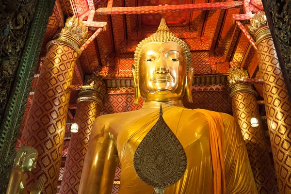 The main Buddha image, Wat Phanan Choeng in Ayutthaya. — Stock Photo, Image