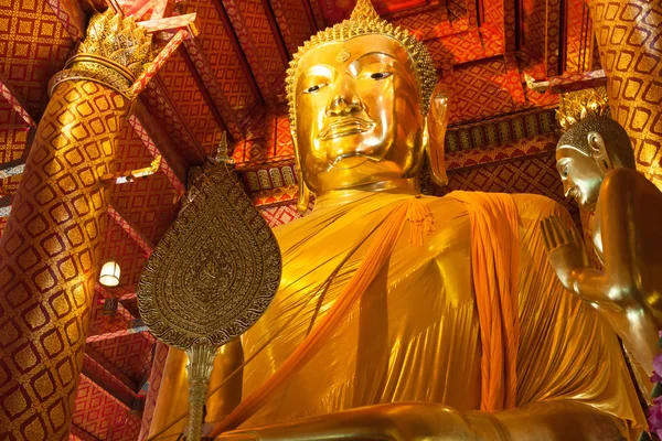 The main Buddha image, Wat Phanan Choeng in Ayutthaya. — Stock Photo, Image