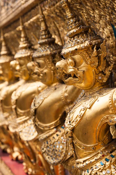 โกลเด้น การูด้า แห่งวัดพระแก้ว ที่กรุงเทพฯ ประเทศไทย — ภาพถ่ายสต็อก