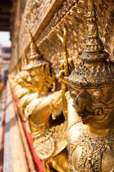 Wat phra kaew, bangkok, Tayland altın garuda — Stok fotoğraf