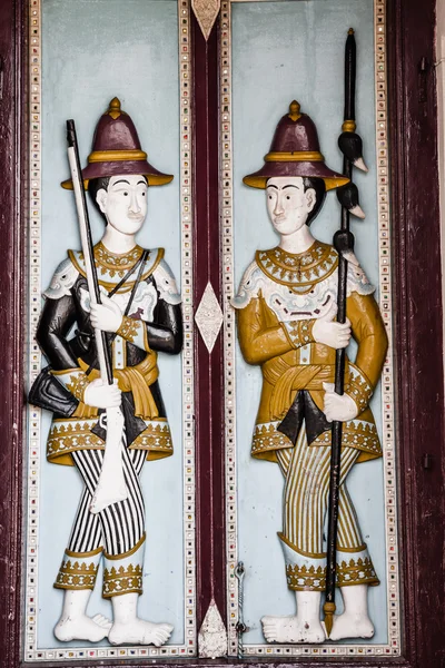 Stile Thai arte stampaggio sulla porta al tempio Wat Phra Kaew, Thai — Foto Stock