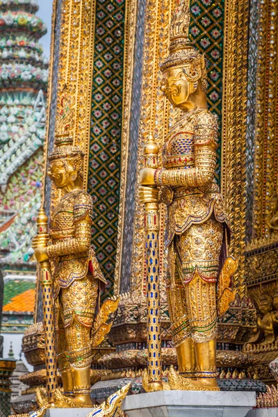 El gigante dorado en Wat Phra Kaew — Foto de Stock