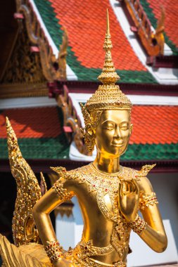 Tapınağı emerald Buda (wat phra kaew altın kinnari heykeli