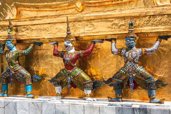 Guardias en el nivel base de la estupa en Wat Phra Keo, Tailandia — Foto de Stock