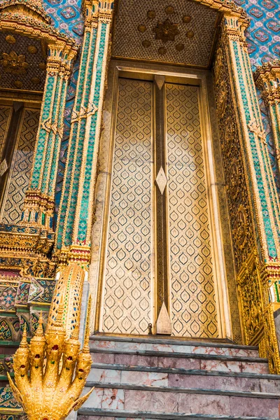 Phra Mondhop o la biblioteca en Wat Phra Kaeo, Bangkok, Tailandia — Foto de Stock