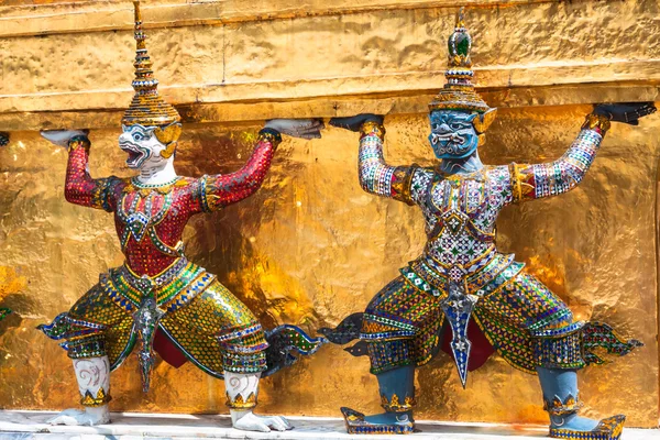 Guardie al livello base di stupa a Wat Phra Keo, Thailandia — Foto Stock