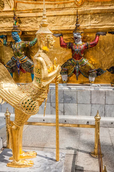 Złoty kąt w Wat Phra Kaeo, Rozciągacz Szmaragdowej Buddy i — Zdjęcie stockowe