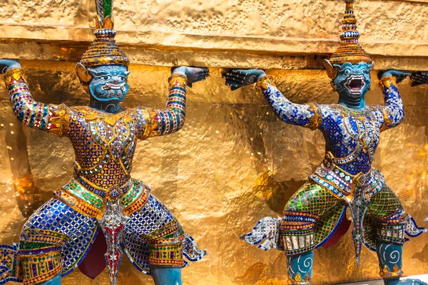 Guardias en el nivel base de la estupa en Wat Phra Keo, Tailandia — Foto de Stock