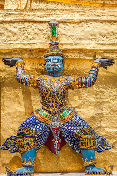 Őrök a bázis szintű sztúpa Wat Phra Keo, Thaiföld — Stock Fotó