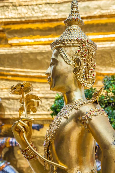 Estatua de Kinnari de oro en el Templo de Buda Esmeralda (Wat Phra Kaew — Foto de Stock