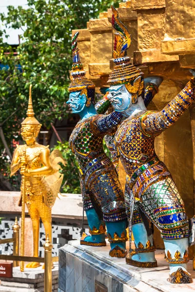 Guardias en el nivel base de la estupa en Wat Phra Keo, Tailandia — Foto de Stock