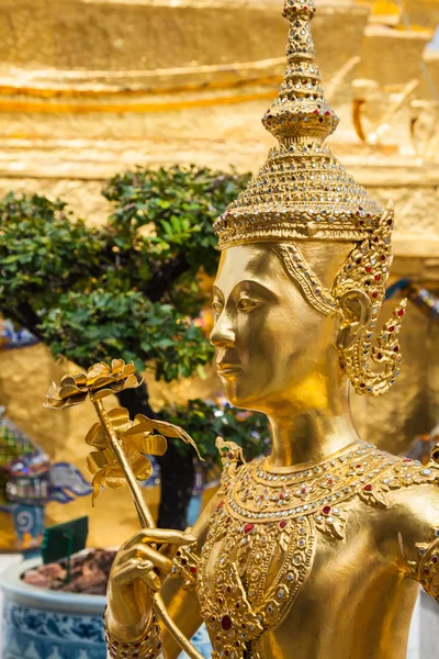 Estatua de Kinnari de oro en el Templo de Buda Esmeralda (Wat Phra Kaew — Foto de Stock