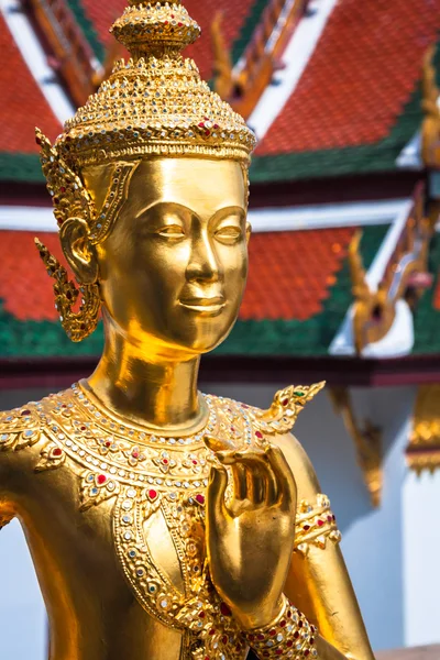 Estatua de Kinnari de oro en el Templo de Buda Esmeralda (Wat Phra Kaew — Foto de Stock