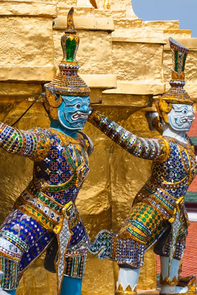 Guardias en el nivel base de la estupa en Wat Phra Keo, Tailandia — Foto de Stock