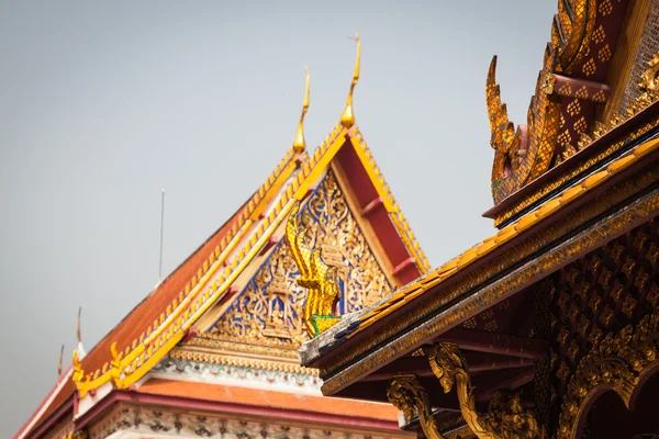 Tipik Budist manastır çatı, Tayland — Stok fotoğraf