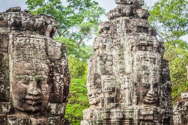 Murales y esculturas de piedra en Angkor wat, Camboya — Foto de Stock